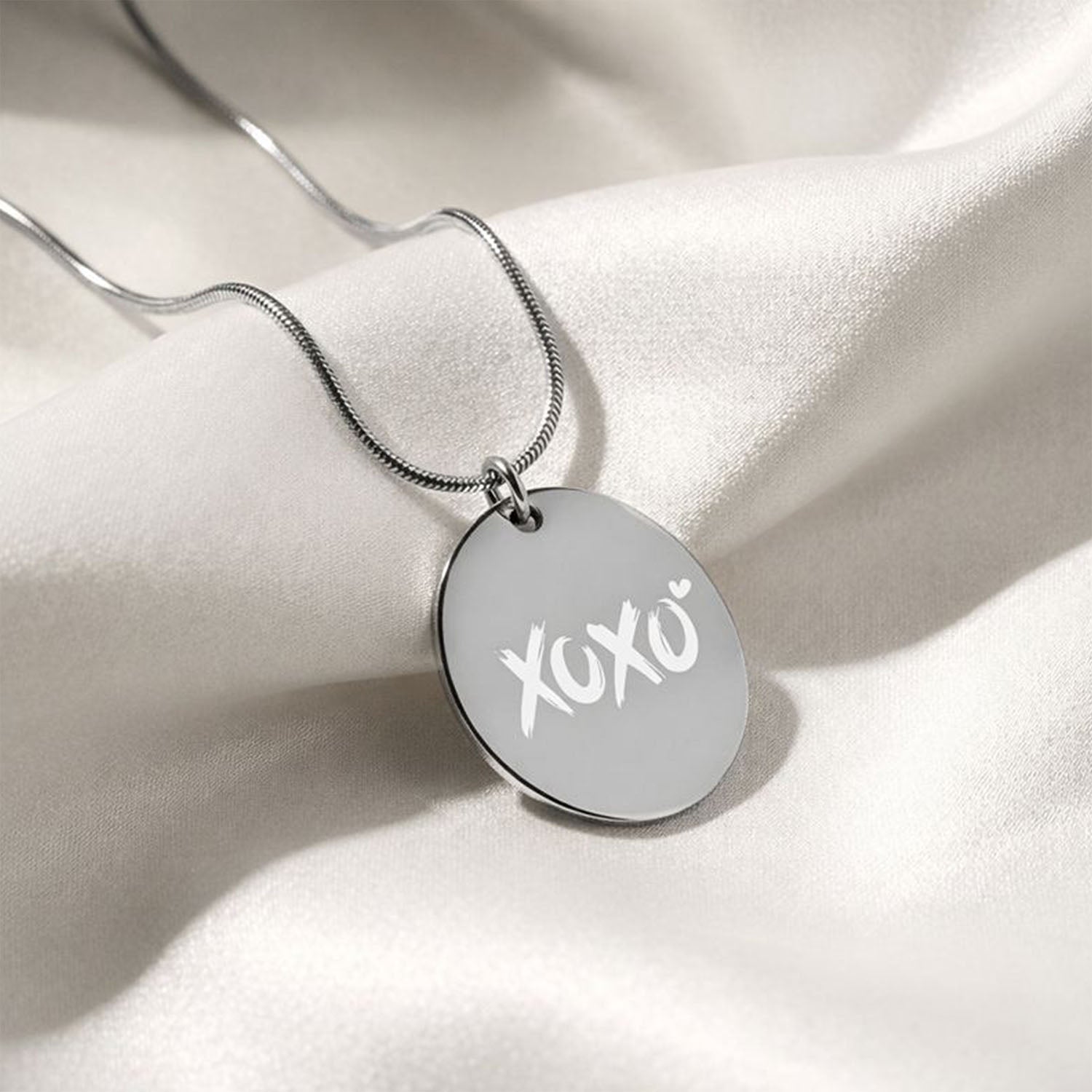 XOXO Circle Necklace Gold