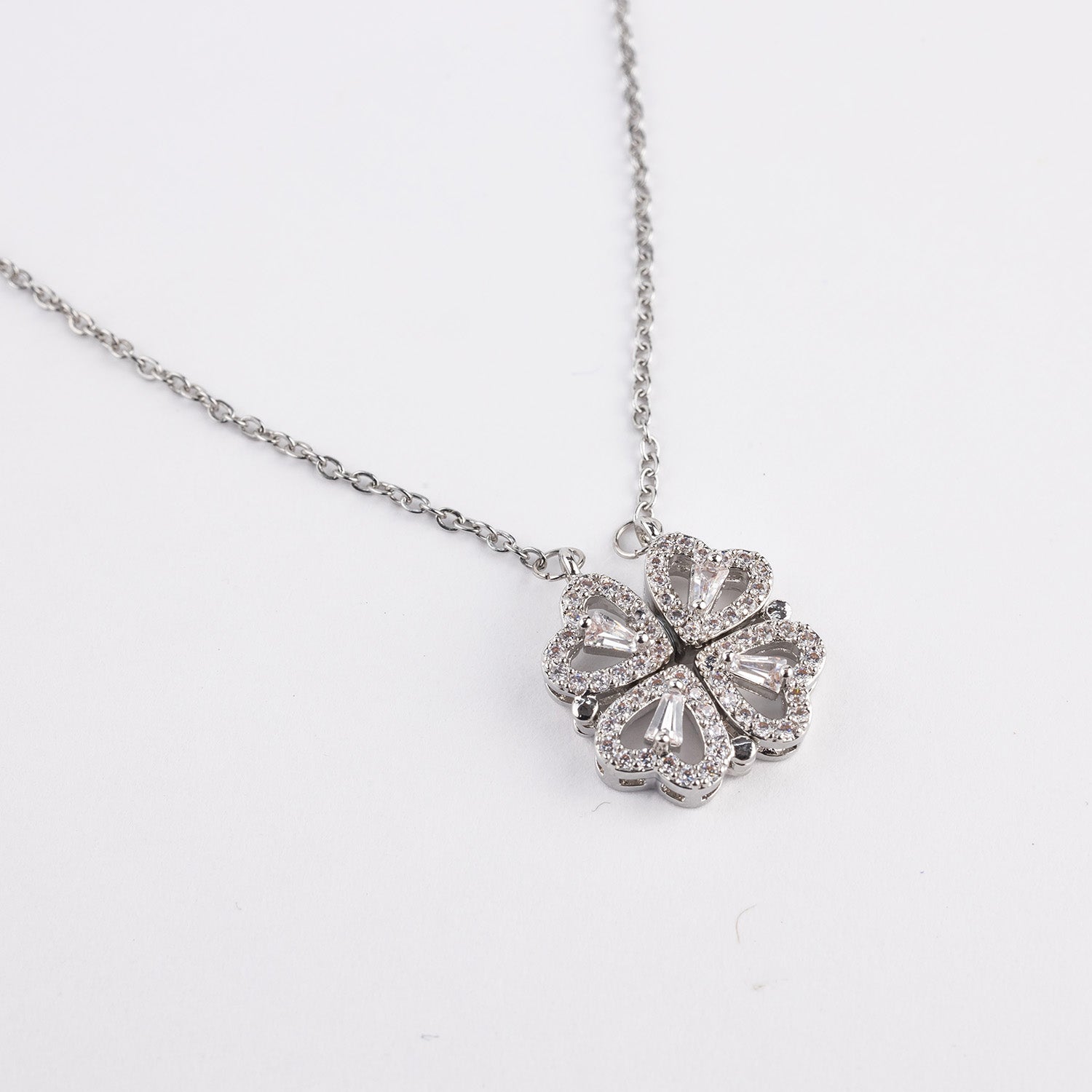 W Premium Jewellery Necklace Clover Magnetic Silver