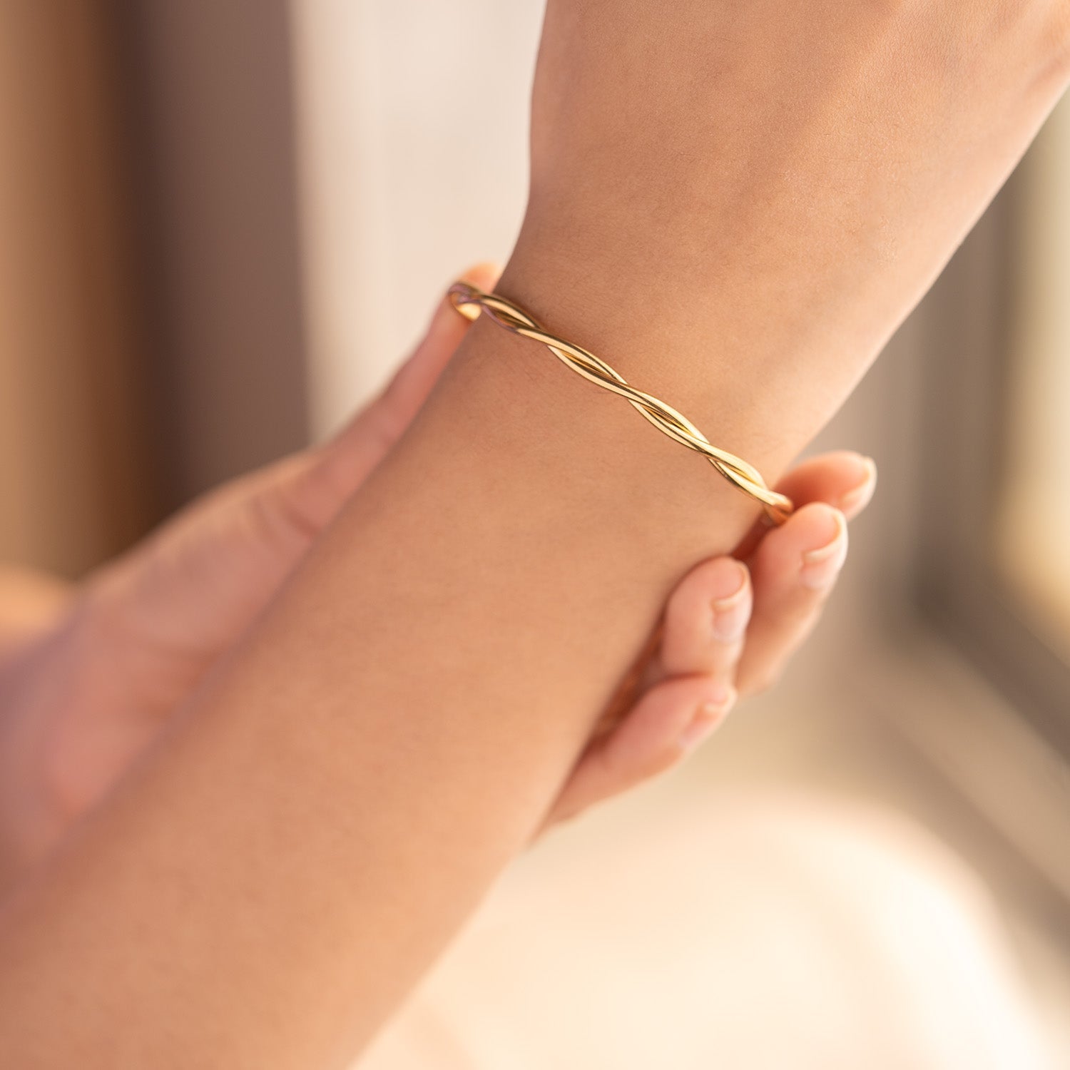 Herringbone Twisted Bracelet Gold - Vridd armbånd fra Syster P