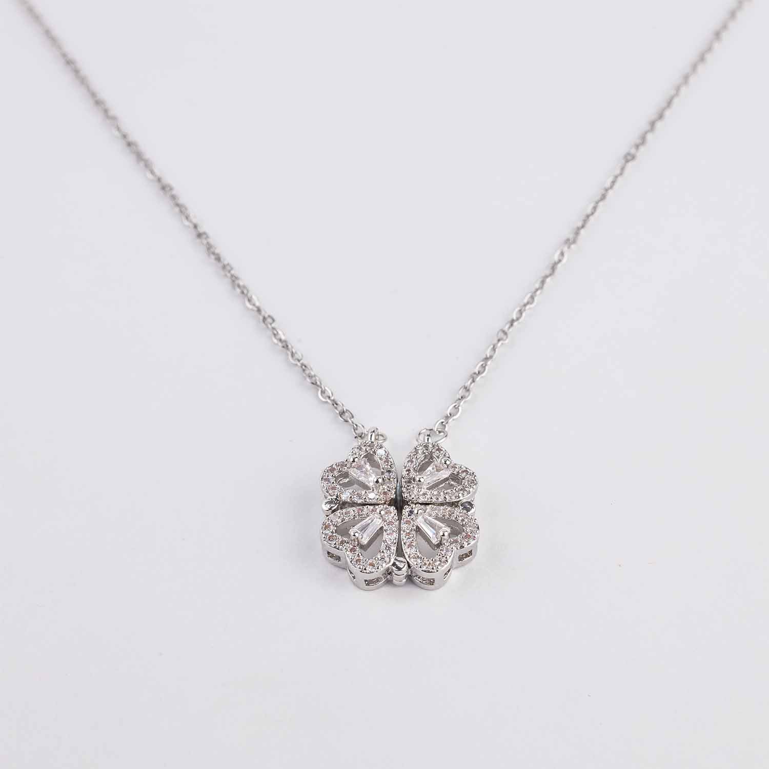 W Premium Jewellery Necklace Clover Magnetic Silver